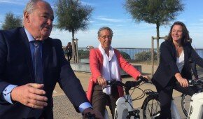 La ministre des Transports teste le vélo à hydrogène conçu à Biarritz